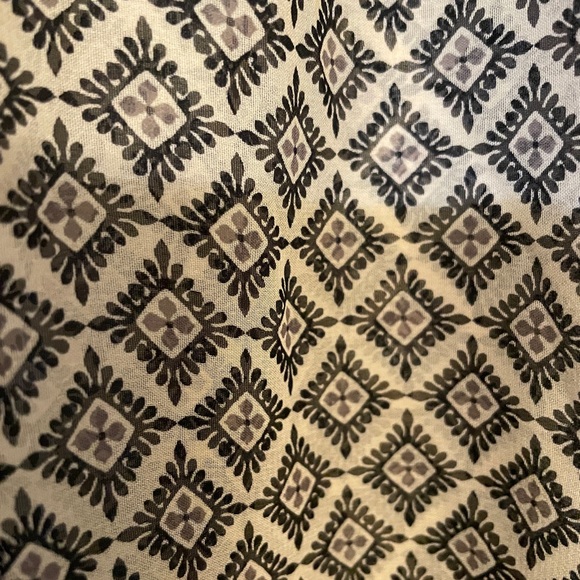 Geometric Patterned shirt - Black and Red - Picture 2 of 8